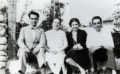 Lorca junto a María Muñoz, directora coral y pianista gallega, y el matrimonio formado por Lygia McKenna y Sandalio Callejo, en una foto tomada en el pueblo de Mariel, al noroeste de La Habana, en 1930.
