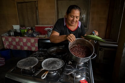 Rosa Iveth Acosta, lideresa de la comunidad, vivió el destrozo de los huracanes y es una de las personas que lucha cada día por hacer que la comunidad prospere poco a poco. Además de los estragos que dejaron las inundaciones y la parálisis económica consecuencia de la pandemia, reconoce que la subida del precio de los alimentos es ahora una de las mayores preocupaciones.  