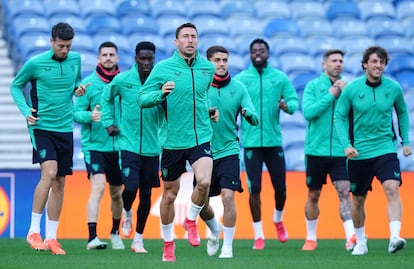 Los jugadores del Athletic en el entrenamiento previo al partido contra el Rangers.