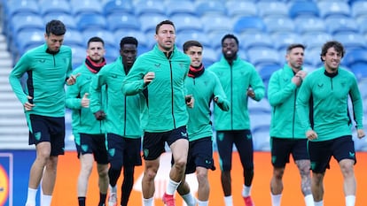 Los jugadores del Athletic en el entrenamiento previo al partido contra el Rangers.