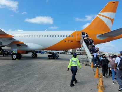 Pasajeros abordan un avión de la aerolínea colombiana Ultra Air.