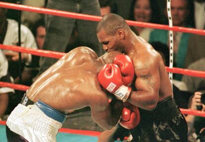 El boxador Mike Tyson (dreta) mossega l'orella d'Evander Holyfield durant la tercera ronda del combat pel Campionat del Món de pesos pesants de Las Vegas (EUA) el 29 de juny del 1997.