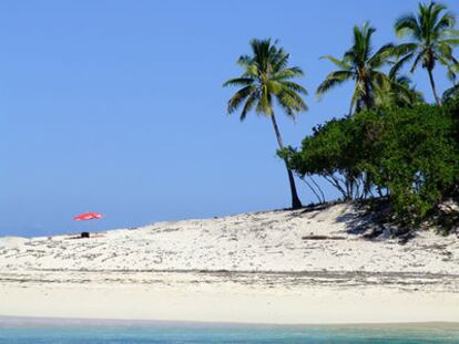 Isla de coral en Fiji rodeada de kilómetros de arena blanca y palmeras