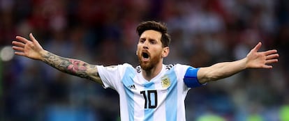 Messi protesta durante el duelo ante Croacia.