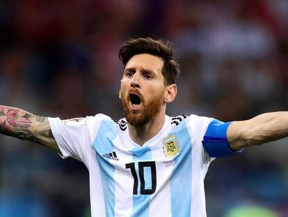 Messi protesta durante el duelo ante Croacia.