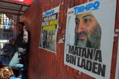 Detalle un cartel de un periódico en el que se destaca la muerte del líder de Al Qaeda, Osama Bin Laden, tras una operación conjunta de fuerzas estadounidenses y pakistaníes. EFE/Archivo