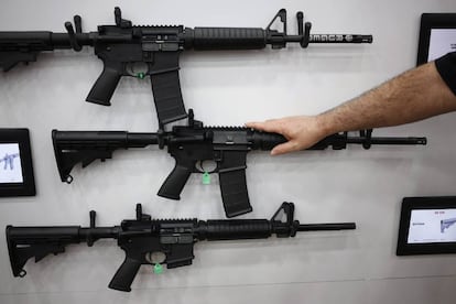 Rifles AR-15 expuestos en la Asociaci&oacute;n Nacional del Rifle.