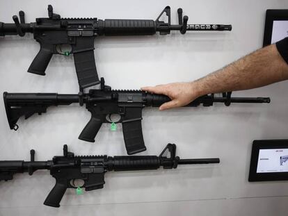 Rifles AR-15 expuestos en la Asociaci&oacute;n Nacional del Rifle.