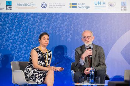 Semia Cherif, profesora de Medio Ambiente de la Universidad de Túnez, y Wolfgang Cramer, coordinador del MedECC, durante la presentación del informe en Barcelona.