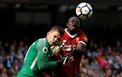 Sadio Mane golpea a Ederson en la acción que le costó la tarjeta roja al delantero del Liverpool.