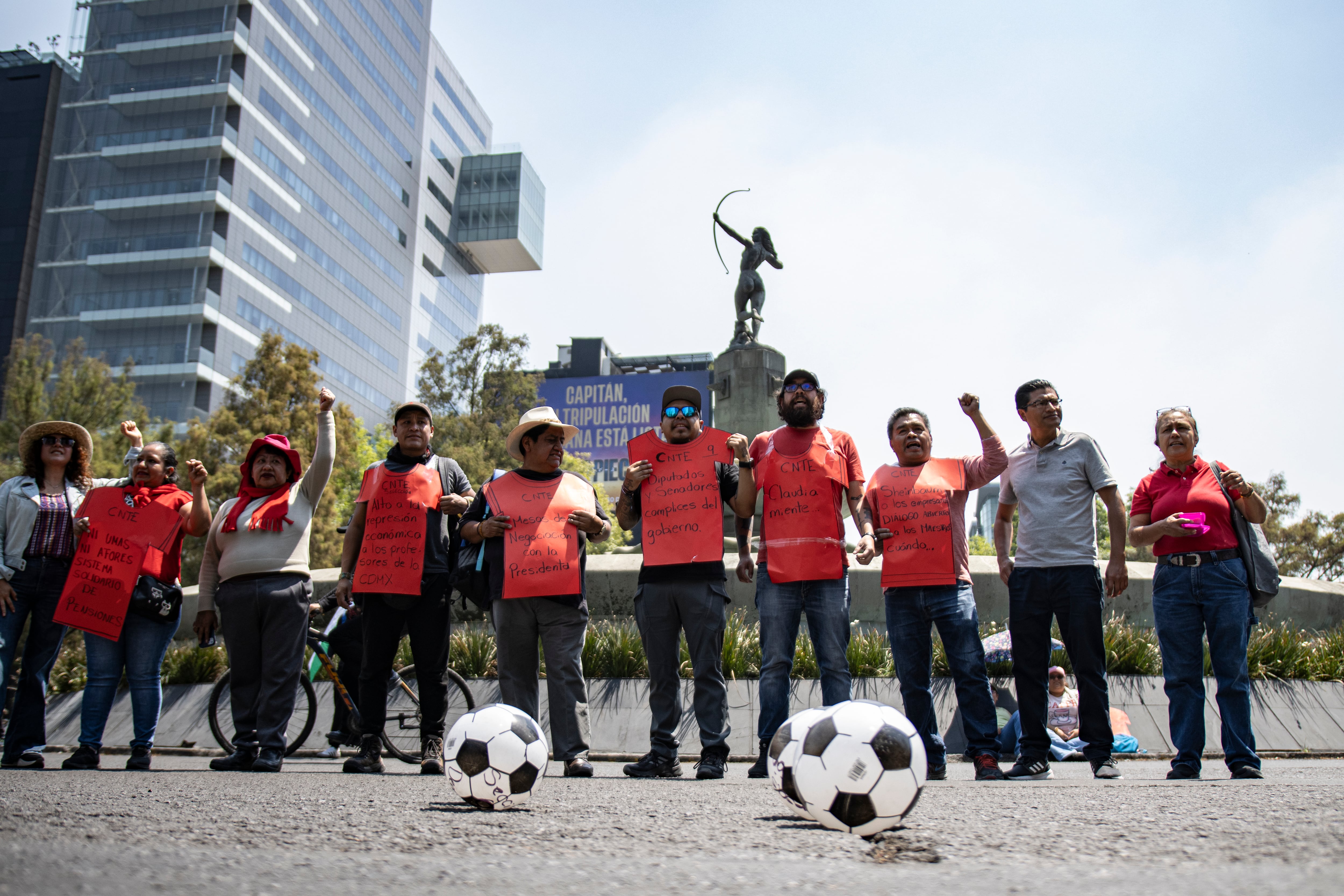 Sheinbaum sube un 9% el sueldo de los maestros bajo la sombra de nuevas protestas durante el Mundial
