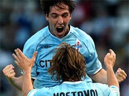 Berizzo y Mostovoi celebran un gol del Celta.