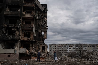 Una pareja de ancianos camina frente a edificios de apartamentos destruidos en la ciudad de Borodyanka, Ucrania, el pasado 9 de abril de 2022.