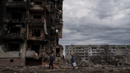 Una pareja de ancianos camina frente a edificios de apartamentos destruidos en la ciudad de Borodyanka, Ucrania, el pasado 9 de abril de 2022.