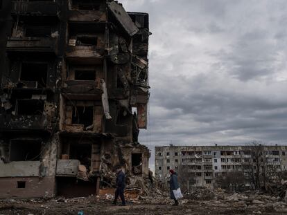 Una pareja de ancianos camina frente a edificios de apartamentos destruidos en la ciudad de Borodyanka, Ucrania, el pasado 9 de abril de 2022.