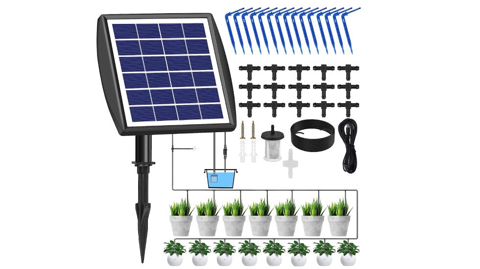 Este kit de riego por goteo funciona mediante una placa solar.