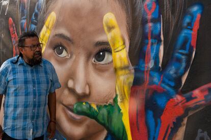 Pablo Hernández, 'Podrido', muestra el mural infantil que antes estuvo dedicado a su amigo Iti, en Nezahualcóyotl.