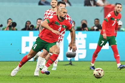 El jugador marroquí Sofyan Amrabat controla el balón durante el partido de Marruecos y Croacia por el tercer puesto.