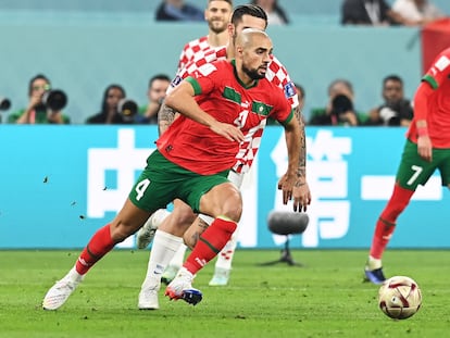 El jugador marroquí Sofyan Amrabat controla el balón durante el partido de Marruecos y Croacia por el tercer puesto.