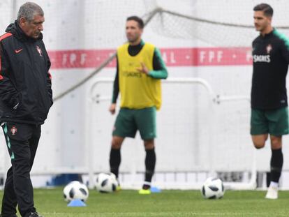 Fernando Santos durante el entrenamiento de Portugal el martes en Kratovo