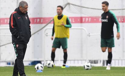 Fernando Santos durante el entrenamiento de Portugal el martes en Kratovo