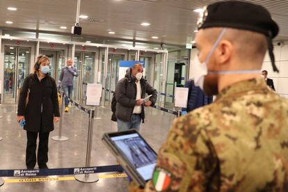 Controles de temperatura en el aeropuerto de Fiumicino, en Roma, en abril.