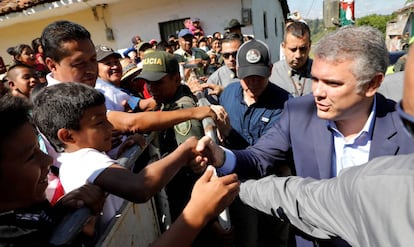 El presidente colombiano, Iván Duque, llega al encuentro con indígenas en Caldono.