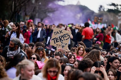 Participantes en la marcha feminista por el centro de Roma (Italia), este viernes.