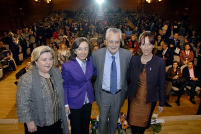 José Antonio Griñán, y la ministra de Medio Ambiente, Medio Rural y Marino, Rosa Aguilar, apadrinaron ayer en Jaén la primera red nacional de mujeres rurales y urbanas, que se coordinará desde la comunidad.