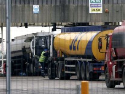 Camiones esperan para cargar gasolina en Kingsbury (Reino Unido)