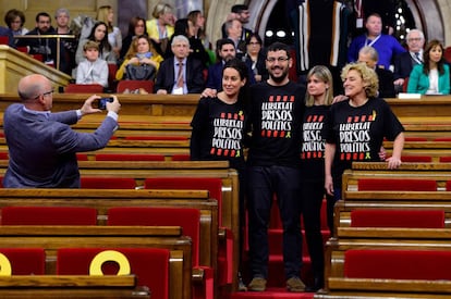 Diputados de ERC posan para una foto con camisetas pidiendo la libertad de los presos.