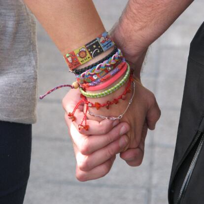 Una pareja pasea por un parque.