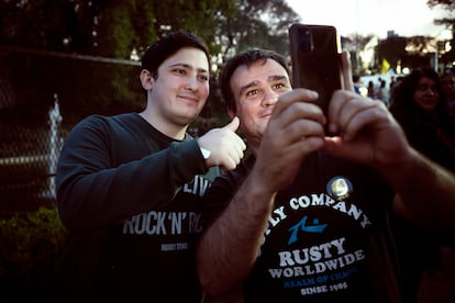 Mariano Prez se toma una 'selfie' con un seguidor durante el lanzamiento del partido poltico La Libertad Avanza.