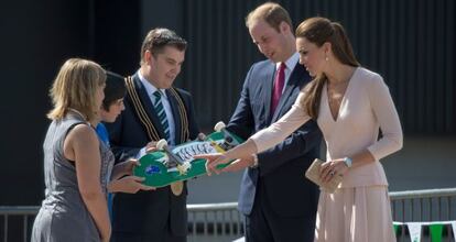 Durante su visita a Australia los duques de Cambridge recibieron un patín con el nombre de su pequeño hijo inscrito.