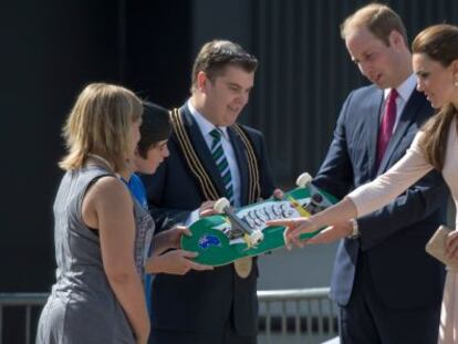 Durante su visita a Australia los duques de Cambridge recibieron un patín con el nombre de su pequeño hijo inscrito.