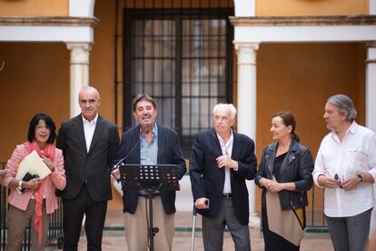 El poeta Luis García Montero durante la presentación del I Premio Almudena Grandes en el Alcázar de Sevilla, junto al resto de los miembros del jurado, Mercedes de Pablos (secretaria) y el alcalde hispalense, Antonio Muñoz, a su derecha, y Eduardo Mendicutti, Pepa Bueno y Felipe Benítez Reyes, a su izquierda.