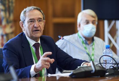 A la izquierda, Francisco Marín Castán, Presidente de la Sala de lo Civil del Tribunal Supremo, en julio de 2021.