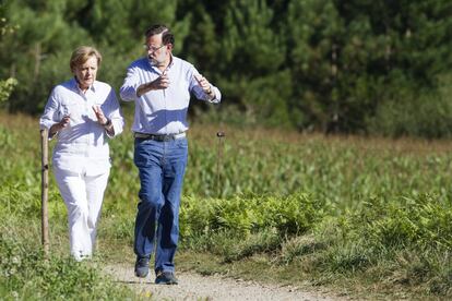 La canciller alemana, Angela Merkel  y el presidente del Gobierno, Mariano Rajoy, en el tramo del Camino de Santiago que recorrieron juntos en su visita a Santiago de Compostela con motivo de la reunión de trabajo Hispano-Aleman, el 24 de agosto de 2014.