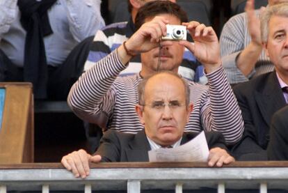 Javier Irureta, director deportivo del Athletic y extécnico del Depor, en el palco de Riazor.