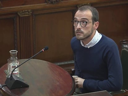 Albert Royo, responsable del Consejo de la Diplomacia Pública en 2017 y acusado por la Guardia Civil de abonar los gastos de los observadores internacionales en el 1-O, rebajó en el juicio el papel de ese organismo de la Generalitat en el exterior. En la imagen, declaración de Jaume Mestre, responsable de Difusión Institucional de la Generalitat.