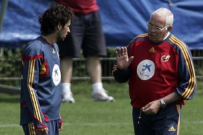 Mundial de fútbol de Alemania 06. Entrenamiento de la selección de España en Kamen. Raúl conversa con el entrenador Luis Aragonés.