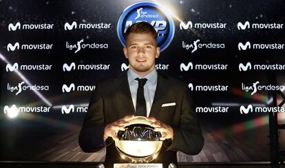 Luka Doncic posa con el trofeo de MVP