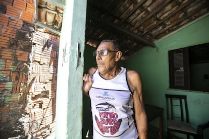 O pescador Chicão, de 80 anos, chegou ao Titanzinho depois de ser uma removido da antiga Praia do Peixe para a construção do calçadão turístico da Beira-Mar e da avenida que agora separam o mar dos prédios de luxo. Décadas depois, Chicão não está nem um pouco disposto a mudar outra vez do lugar onde criou os filhos e netos, em uma casa de costas para o mar que a maré de janeiro insistia em alagar. “Hoje a maré não alaga mais, não vejo risco nenhum aqui. Este é o melhor lugar que tem pra nossa casta, dos pobres. Aqui só passa fome quem for preguiçoso porque peixe o mar dá.”