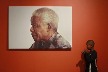 Menino diante foto de Mandela, exposta na sua fundação.