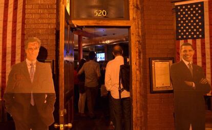 Un bar que emitía el debate presidencial en Washington.