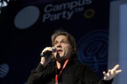El músico británico Bruce Dickinson, cantante de la banda Iron Maiden, y emprendedor aeronáutico, habla durante una conferencia. EFE/Archivo