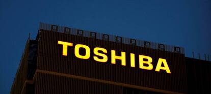 Logo de Toshiba en un edificio de Kawasaki