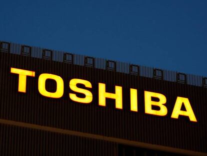 Logo de Toshiba en un edificio de Kawasaki