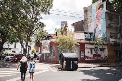 Una mujer y un niño caminan sobre una de las calles del barrio bonaerense de La Paternal el pasado jueves.