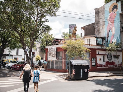 Una mujer y un niño caminan sobre una de las calles del barrio bonaerense de La Paternal el pasado jueves.